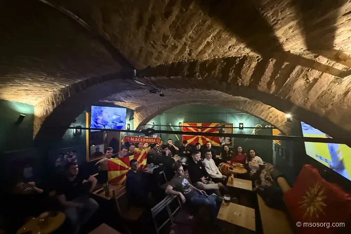 Navijači, zbrani na ljubljanski bazi, skupaj navijajo za Makedonijo.