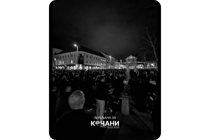 Присутните стојат заедно за време на минутата тишина