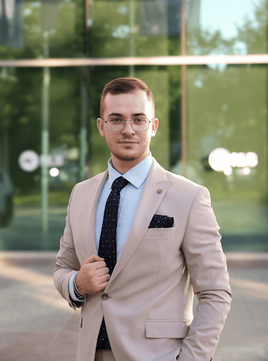 Portrait of Kristijan Popovski on the contact page